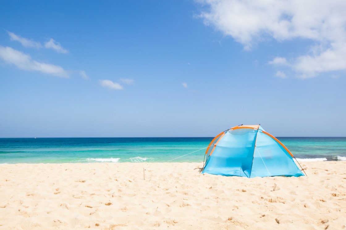 'camping with a tent at a lonesome beach with a turquoise sea and blue sky in the background, Fuerteventura, Canary Islands, Spain, Europe' - Îles Canaries